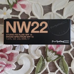 Mac Studio Fix Foundation NW22